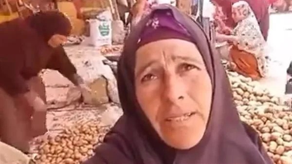 بائعة خضراوات في بني سويف تواجه تحديات الحياة