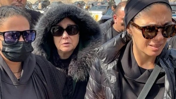 انهيار شيرين خلال جنازة شقيقها