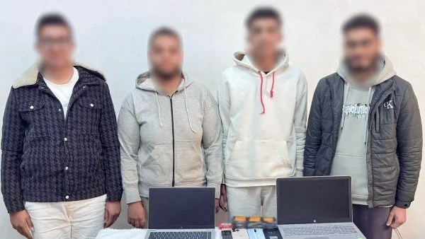 القبض على عصابة نصبت على المواطنين عبر الإنترنت