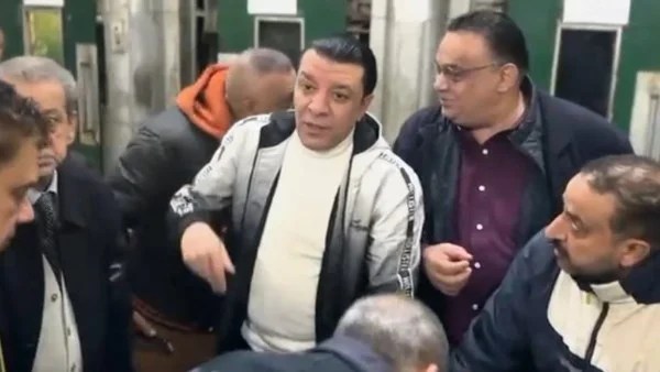 مصطفى كامل يودع الموسيقيين قبل سفرهم للعمرة