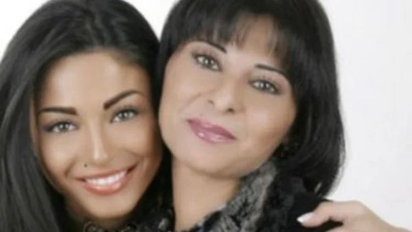 دوللي شاهين تعبر عن حبها لوالدتها ودعم العائلة