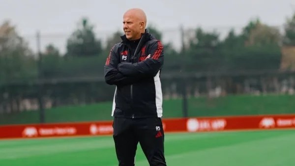 إدارة ليفربول تدعم المدرب آرني سلوت رغم النتائج المتراجعة