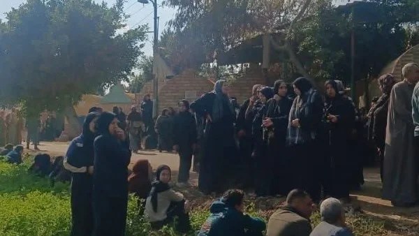 انهيار الأم خلال تشييع جثامين الأشقاء الخمسة في بنها