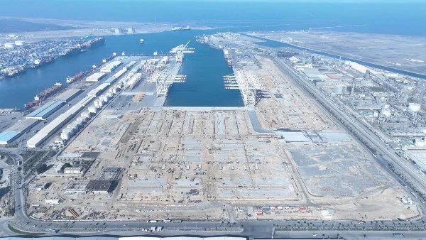 وصول 12 ونش عملاق لميناء دمياط