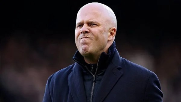 ليفربول يثبت دعمه لسلوت ويبتعد عن تغيير المدرب