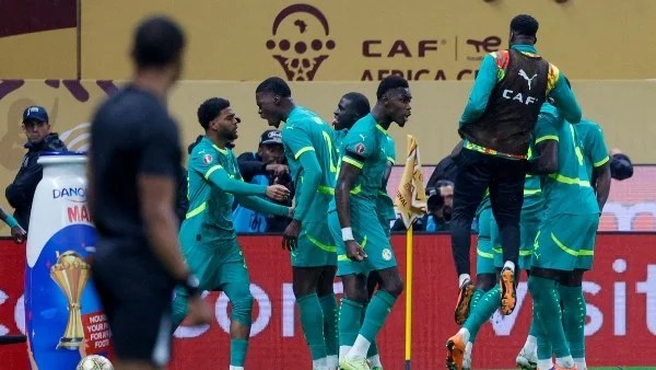 احتفالات لاعبي السنغال بعد التتويج بأمم إفريقيا 2025