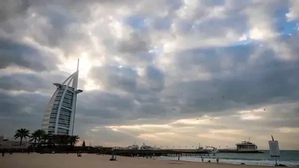 توقعات الطقس في الإمارات: أمطار ودرجات حرارة مرتفعة