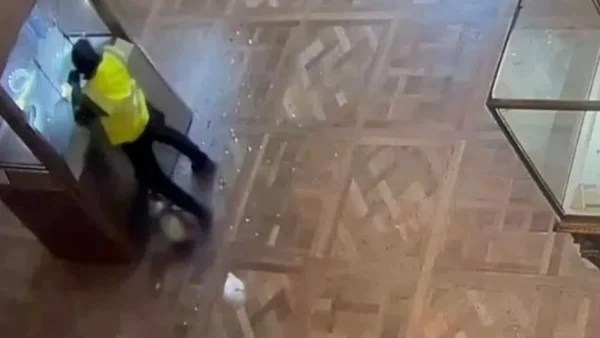 سرقة مجوهرات لوفر باريس في 4 دقائق