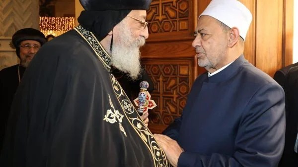 اتصال هاتفي بين شيخ الأزهر والبابا تواضروس للاطمئنان على صحته