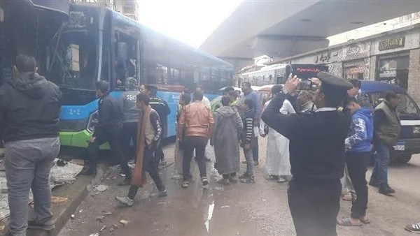 إصابة شخص في تصادم أتوبيس بمحل تجاري بالإسكندرية