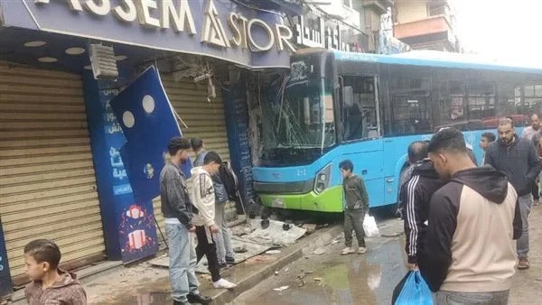 تصادم أتوبيس بنقل عام بمحل تجاري في الإسكندرية