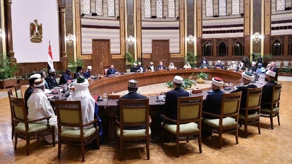 السيسي يدعو العلماء لمواجهة التطرف عبر وسائل التواصل الاجتماعي