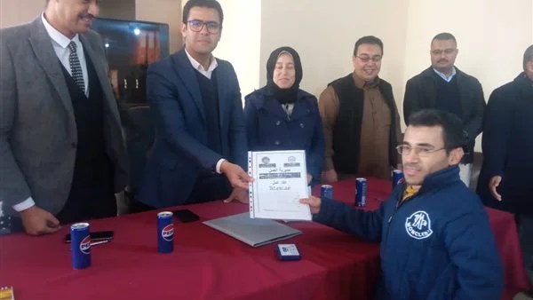 تسليم 15 عقد عمل لذوي الهمم بمطروح