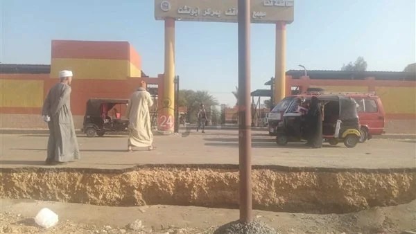 تصدع مفاجئ في أسفلت موقف سيارات أبوتشت بقنا