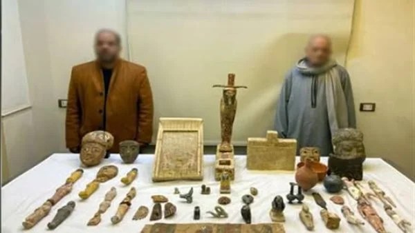 القبض على متهمين بحيازة 53 قطعة أثرية بأسيوط