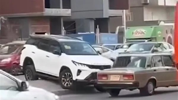 حبس طالب بسبب قيادة سيارة عكس الاتجاه في مدينة نصر