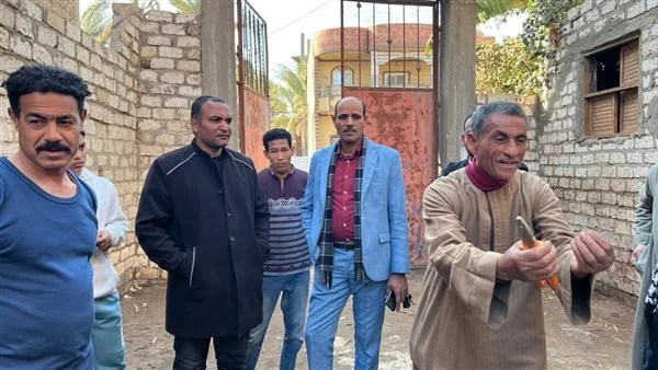 مدير مياه نجع حمادي يتفقد منازل متضررة من الغرق