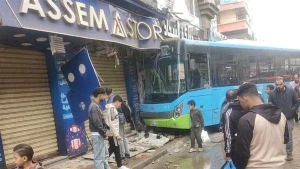 حادث تصادم أتوبيس بالإسكندرية نتيجة أزمة صحية للسائق