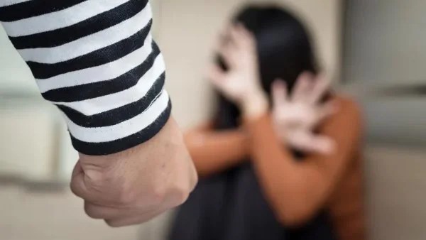 الاعتداء المستمر: حبس زوج بتهمة الاعتداء على زوجته