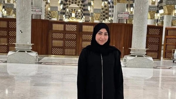 بوسي تتألق في المسجد النبوي بعد أدائها مناسك العمرة