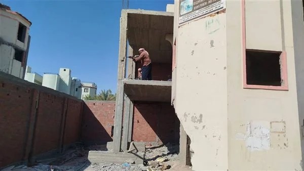 إزالة فورية لبناء مخالف في مبارك 7 بالغردقة