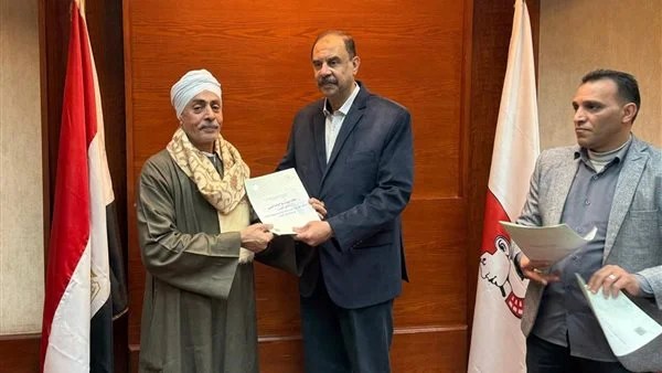 محافظ سوهاج يوزع 30 عقد تقنين لأراضي الدولة