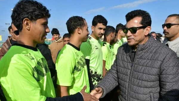 وزير الرياضة يفتتح مراكز شباب ويشارك في مهرجان الهجن