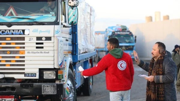 الهلال الأحمر يطلق قافلة مساعدات إنسانية إلى غزة