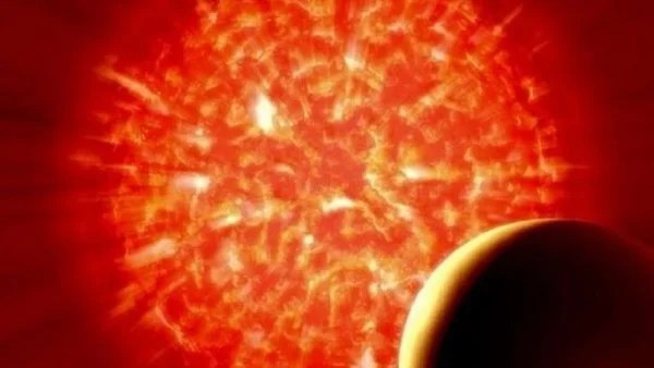 عاصفة شمسية قوية تضرب الأرض وتحذر من انقطاعات في الكهرباء