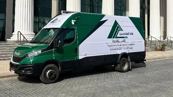 سيارة متنقلة تقدم الخدمات النقابية للمهندسين بالعلمين الجديدة