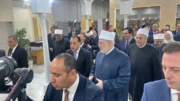مدبولي يتفقد جناح الأزهر في معرض الكتاب