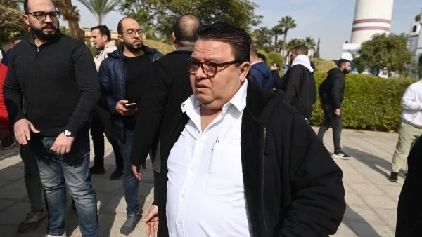 جلال وعبد العزيز يقدمان العزاء لنضال الشافعي في وفاة والدته