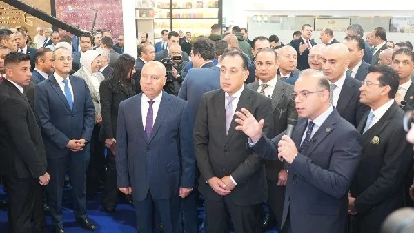 رئيس الوزراء يتفقد جناح هيئة الرقابة المالية بمعرض الكتاب