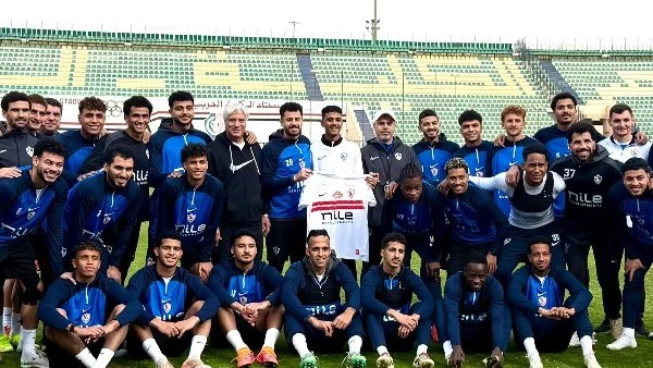 الزمالك يكرم مشجعه الوحيد في مران الفريق