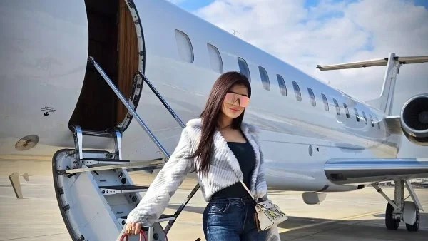 مي عمر تتألق بإطلالة رائعة من الطائرة