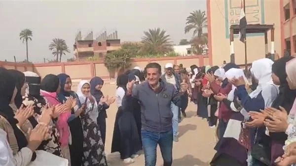 ممر شرفي لطلاب مدرسة بني برزة في تكريم المراقبين