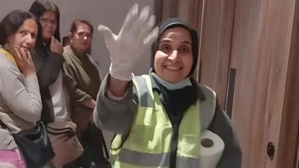 إعجاب سائحة أجنبية بعاملة نظافة في أهرامات الجيزة