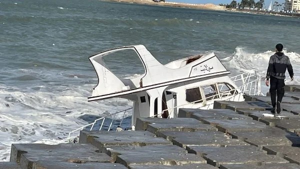 جنوح مركب في الإسكندرية بسبب الرياح القوية