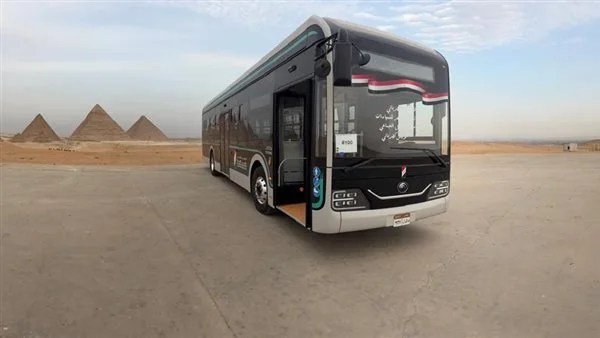 التشغيل التجريبي لأتوبيس "نصر EV" في أهرامات الجيزة