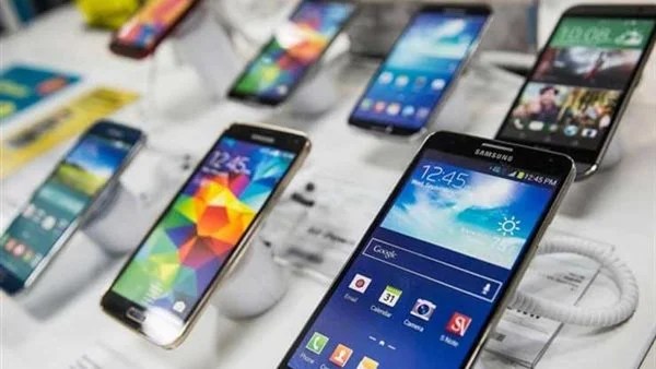 حل قريب لأزمة رسوم الهواتف للمصريين والسياح