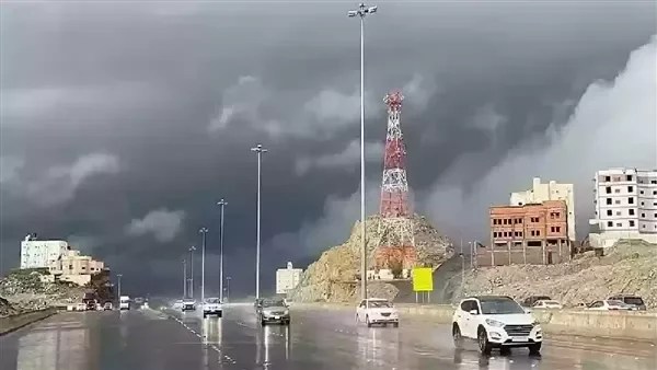 أمطار رعدية غزيرة وسيول في السعودية اليوم