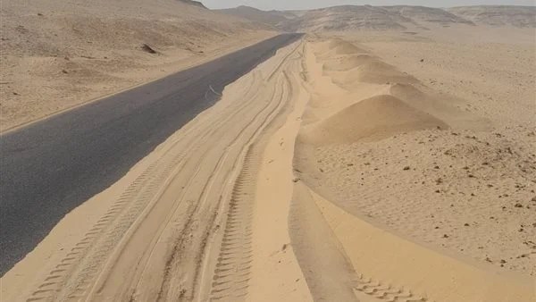 تراكمات رملية تعرقل الحركة بجهينة في سوهاج