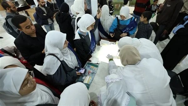 تجربة حية لترميم المخطوطات في جناح الأزهر