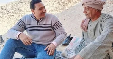 علاقة فريدة بين مُسن وذئب في الصحراء