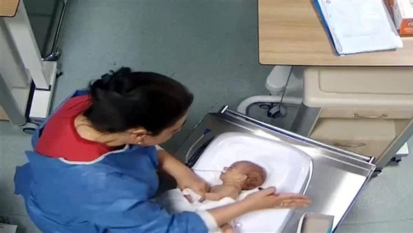 ممرضة تركية تعتدي على رضيعة وتسبب لها إعاقة دائمة