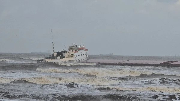 انتظام حركة الملاحة بقناة السويس رغم جنوح سفينة FENER