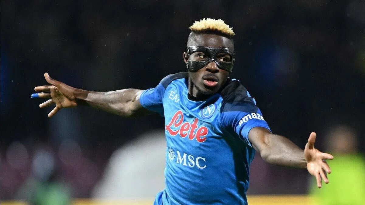 قناع أوسيمين: رمز الإصرار والتحدي في عالم الكرة