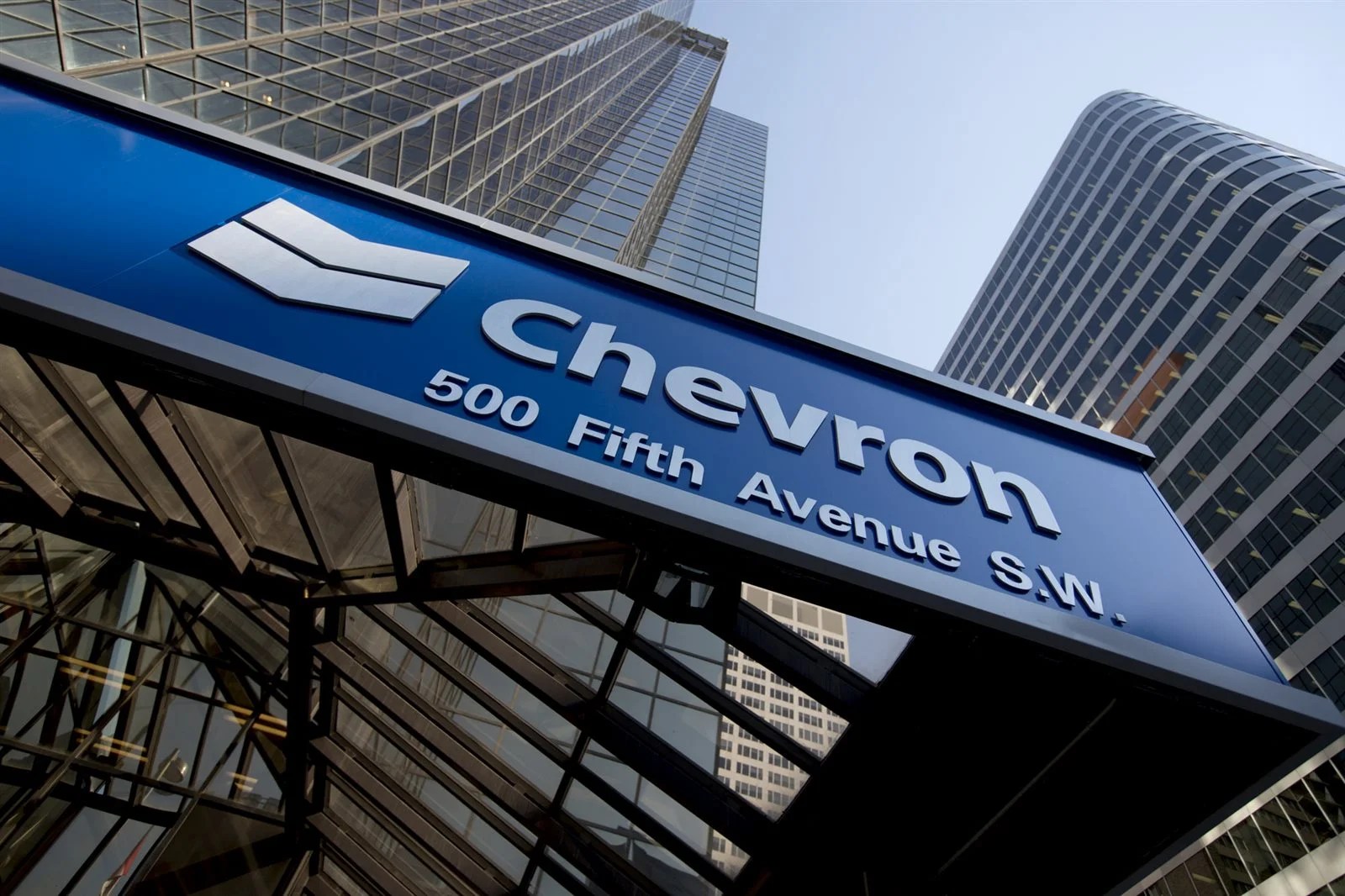 شيفرون تبدأ تشغيل النفط الفنزويلي بمصفاتين أمريكيتين