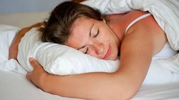 خطورة النوم على البطن وتأثيره على الصحة