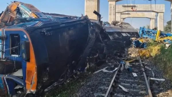 انهيار رافعة على قطار في تايلاند يودي بحياة 22 شخصًا